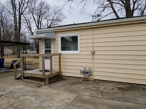 Back entrance utility/laundry