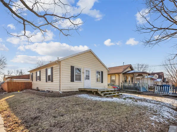 2347 Maple St, Des Moines, IA 50317