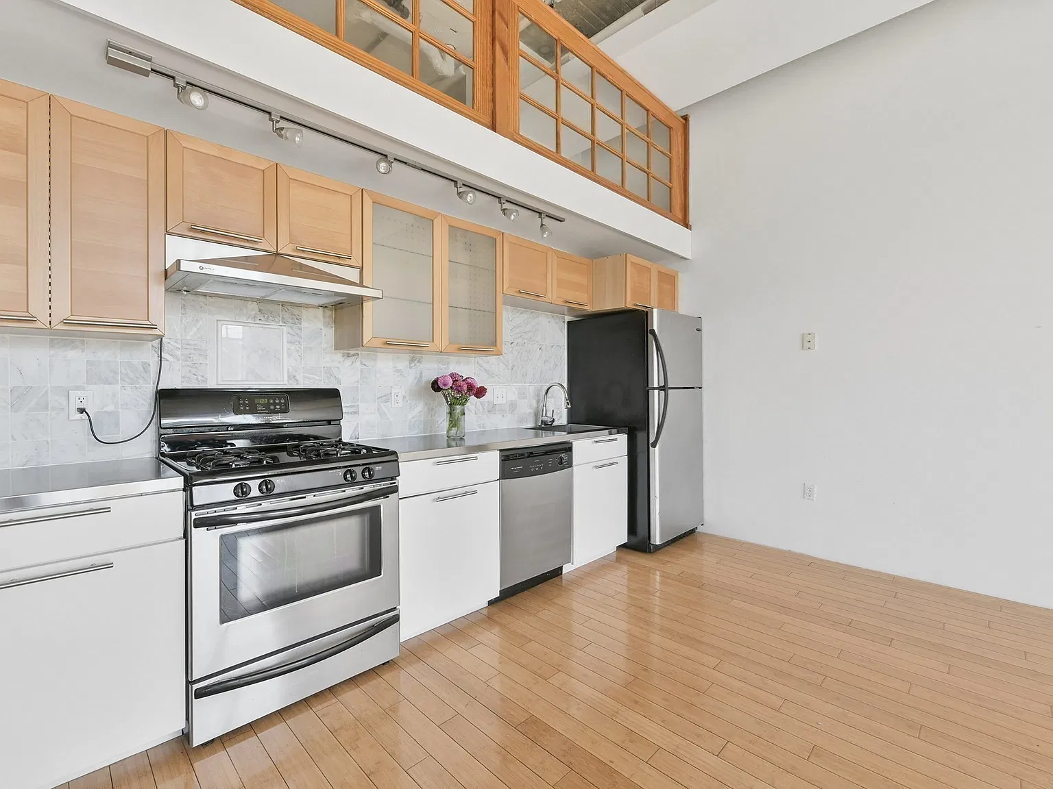 1 bed, 1.0 bath, 1251 sqft, $3,300 — Photo 3