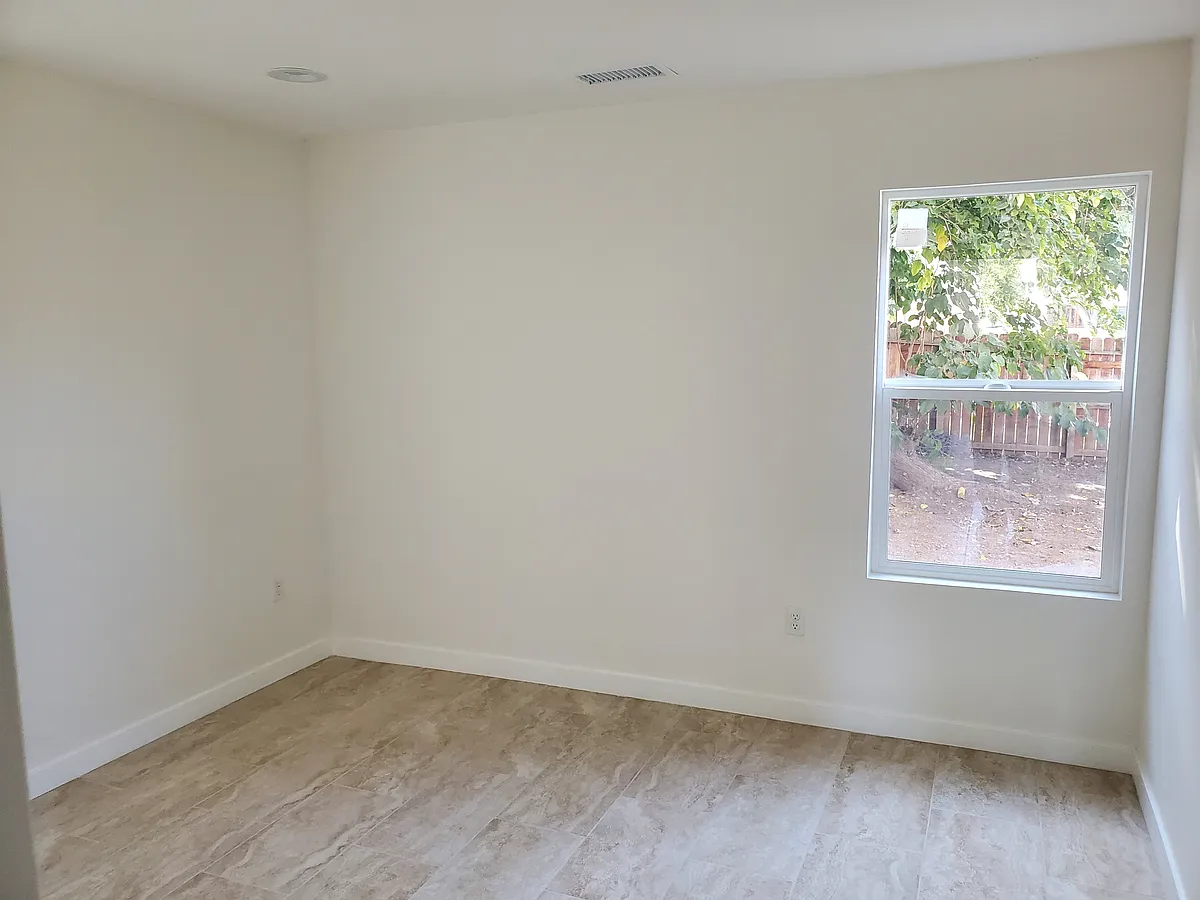 mater bed room - 712 Erringer Rd #B