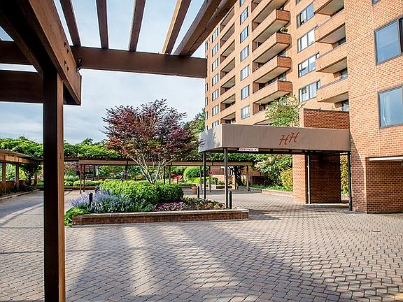 Porte-Coch_re with 24 Hour Doorman