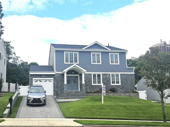 6945 266th St, Glen Oaks, NY 11004