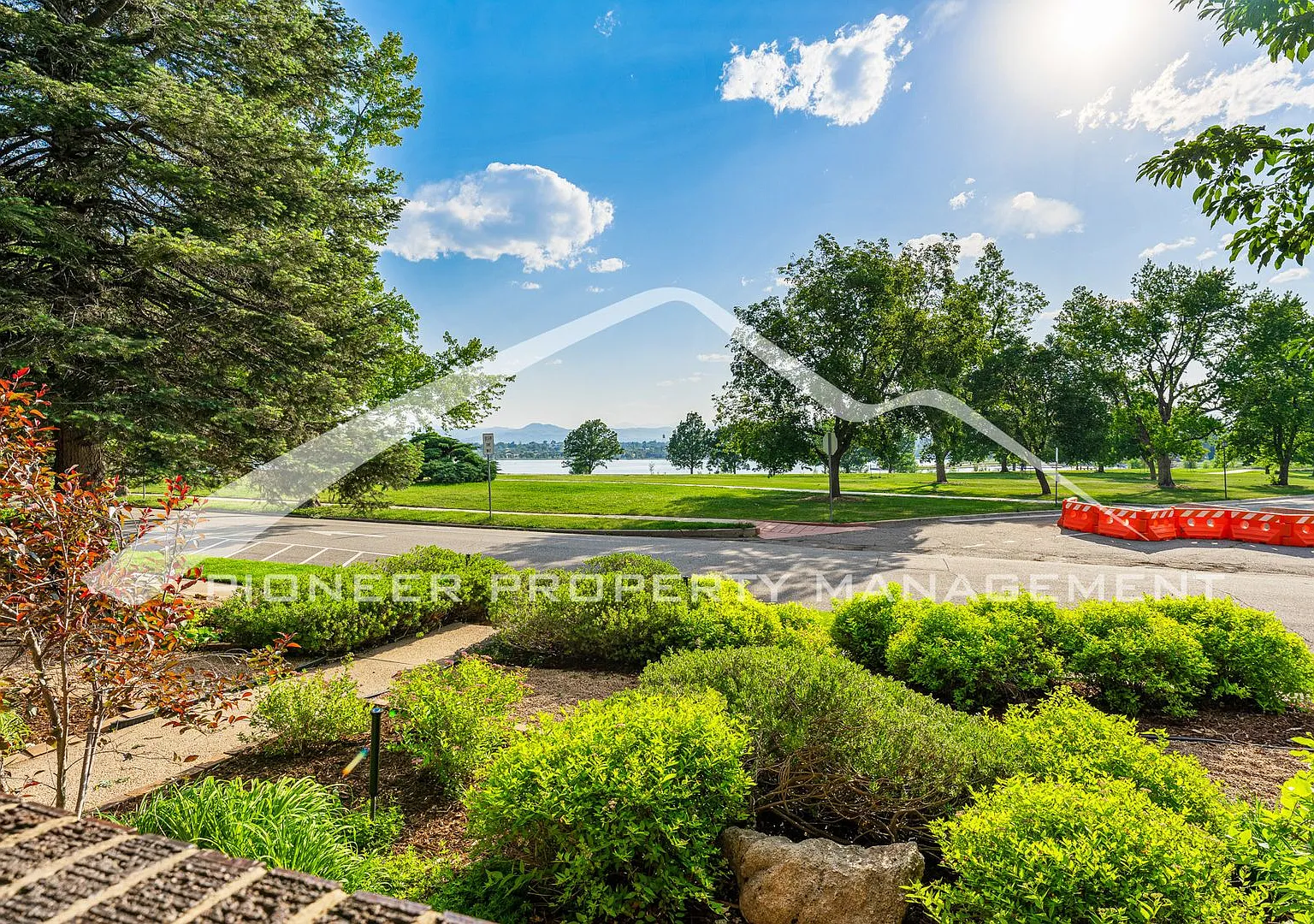 Beautiful Home with Swamp Cooler and Parking — Photo 4