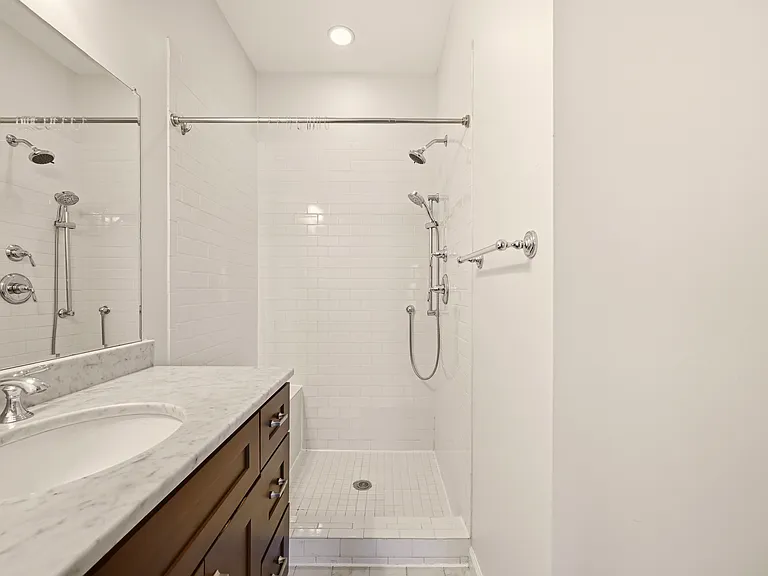 218 20th St NE #3 — Photo 34