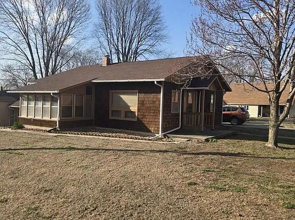210 S 3rd St, Gower, MO 64454