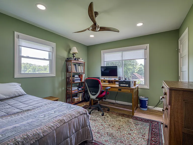 214 Howard St — Photo 16