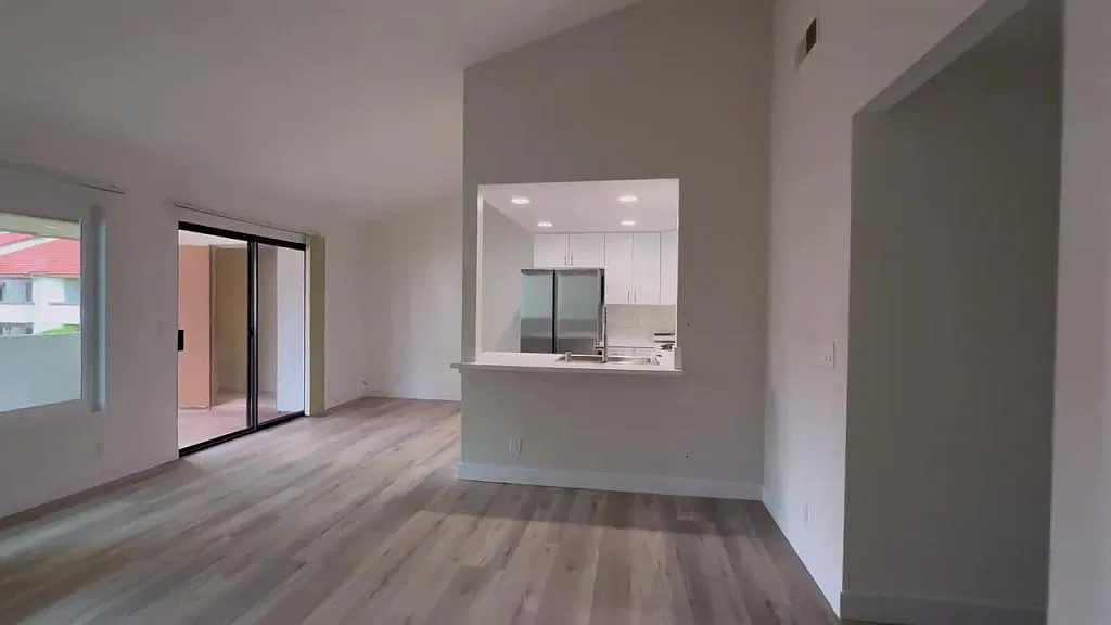 6386 W Lincoln Ave — Photo 2