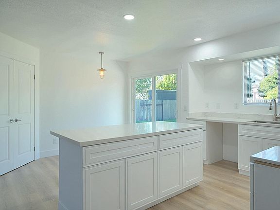 5th image of 2113 Corby Avenue