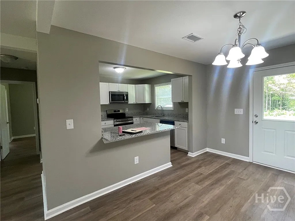 4 bed, 3.0 bath, 1736 sqft, $2,400 — Photo 4