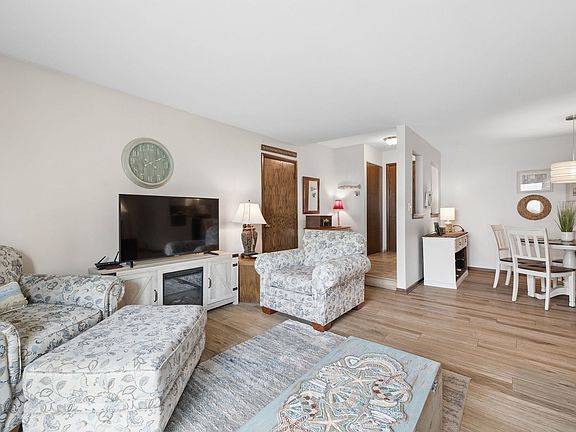 4th image of 417 Manor Ct Unit B