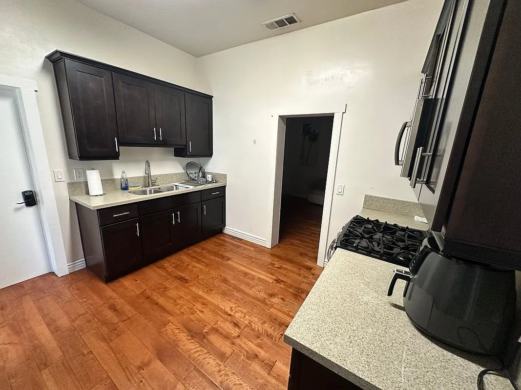 1 bed, 1.0 bath, 300 sqft, $1,200 — Photo 2