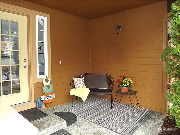 4th image of 10925 Peony Place NW