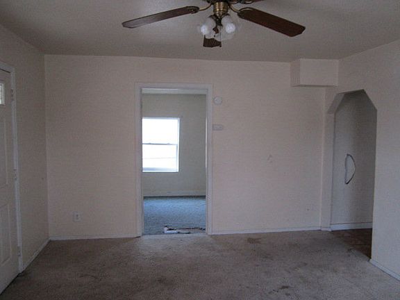 3rd image of 731 E 3rd St