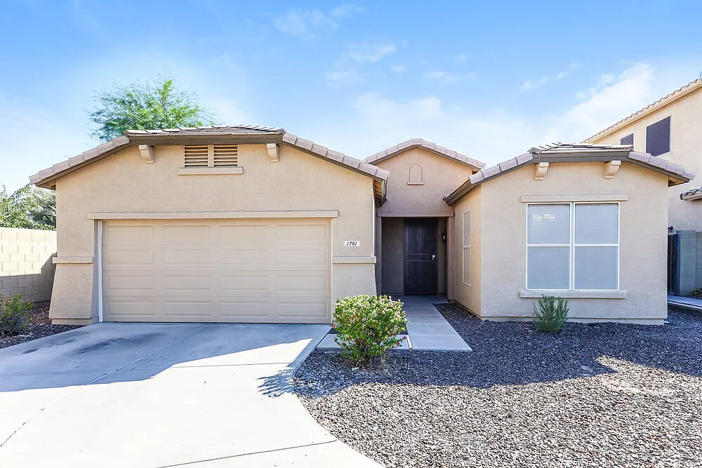 4 bed, 2.0 bath, 1466 sqft, $2,205 — Photo 1