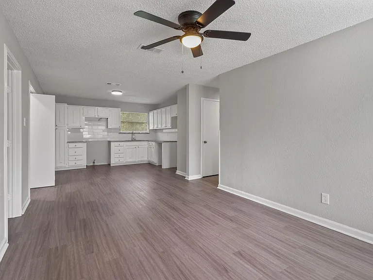3847 Castle Hills Dr — Photo 3