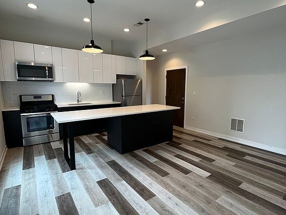 2nd image of 713 N Milwaukee Ave #403