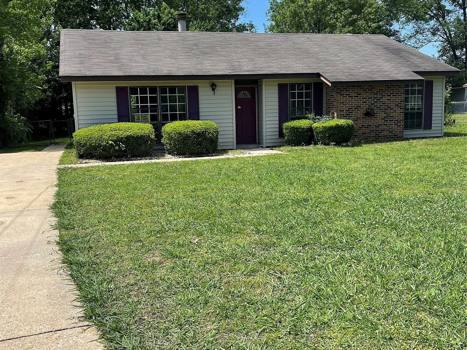 3 bed, 2.0 bath, 1377 sqft, $1,300 — Photo 1