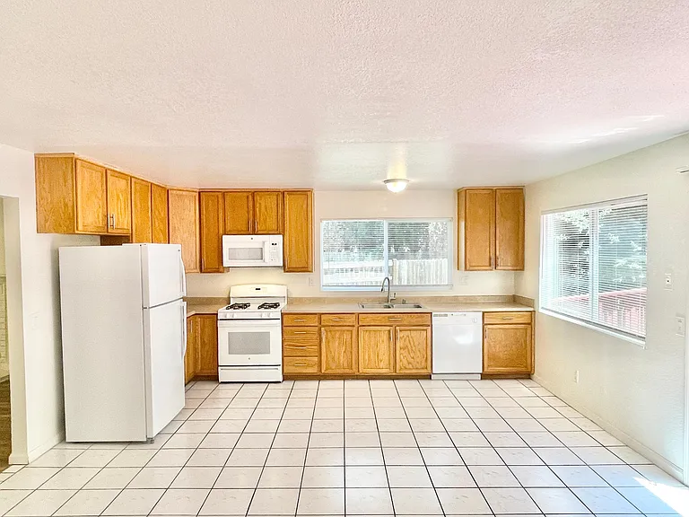 1431 Jasmine Cir — Photo 4