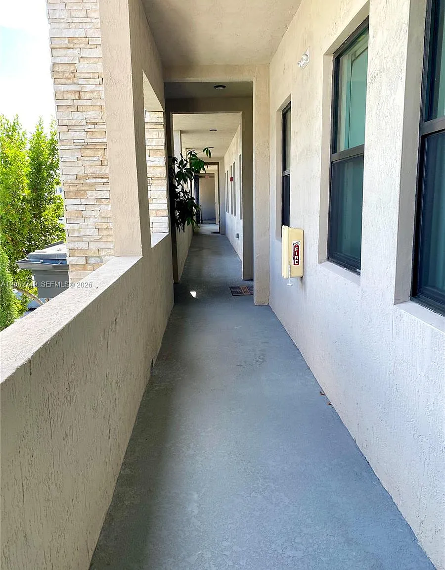 7805 NW 104th Ave — Photo 3