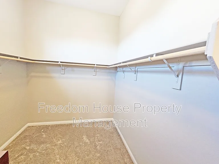 4901 Fairwood Ct — Photo 35