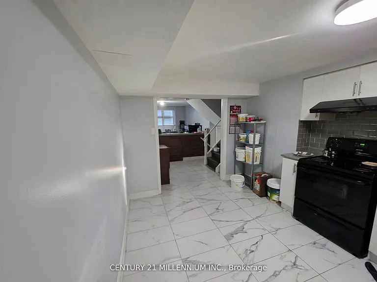 23 Malcolm Cres — Photo 4