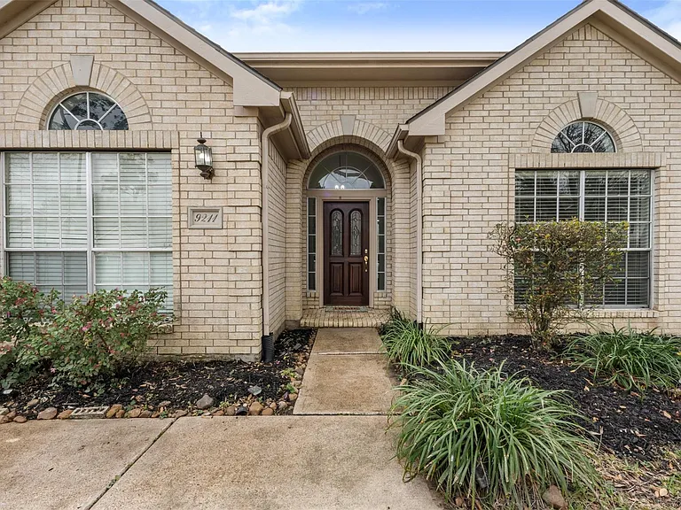 9211 Memorial Hills Dr — Photo 27