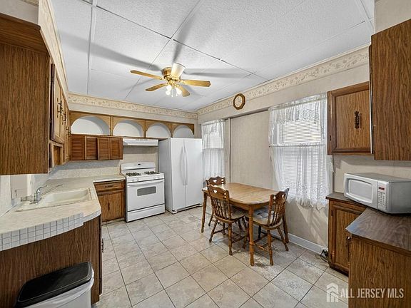 5th image of 100 Grove Ave