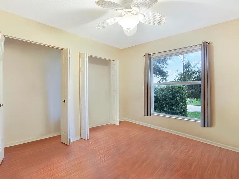 1198 SE Petunia Ave — Photo 2