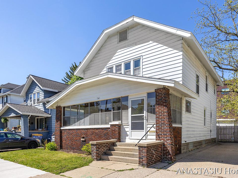 1st image of 741 Crescent St NE