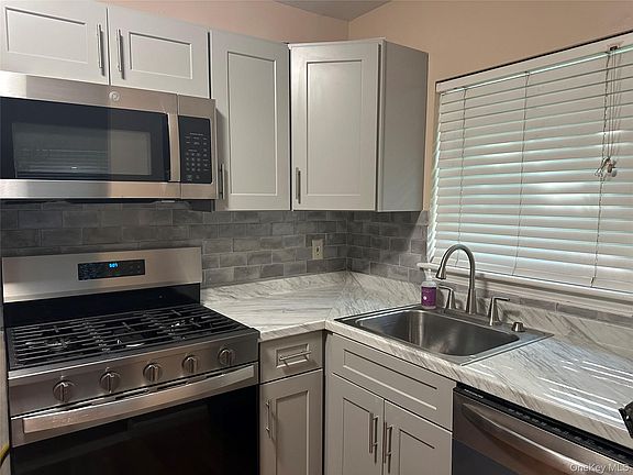 3rd image of 11 Lexington Hl Unit 8