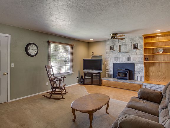 Livingroom with Fireplace 