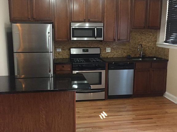 3rd image of 6319 N Sacramento Ave APT 1W