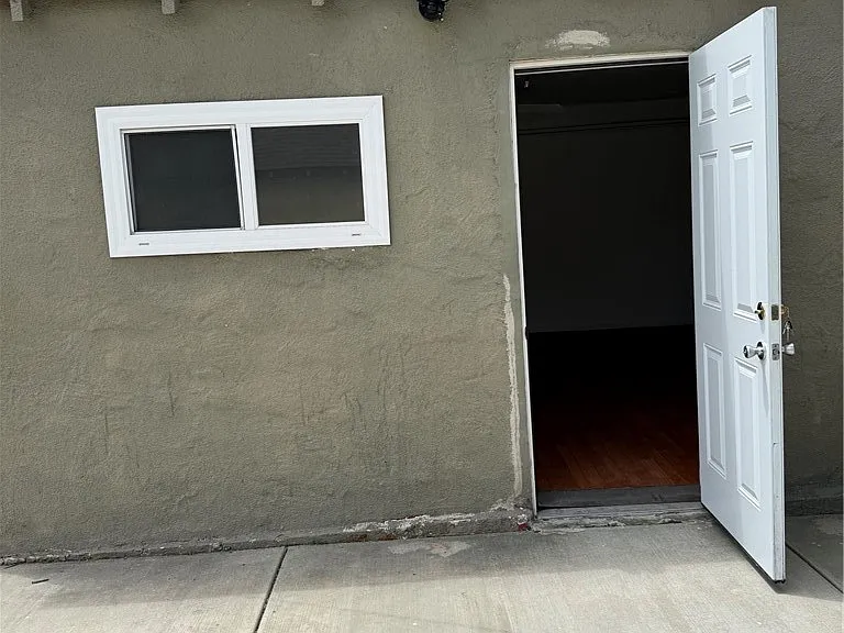 1133 S Van Ness Ave — Photo 30