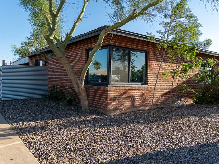 2043 E Oak St — Photo 3