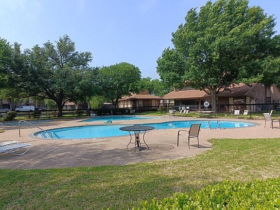 one minute walk to the community swimming pool