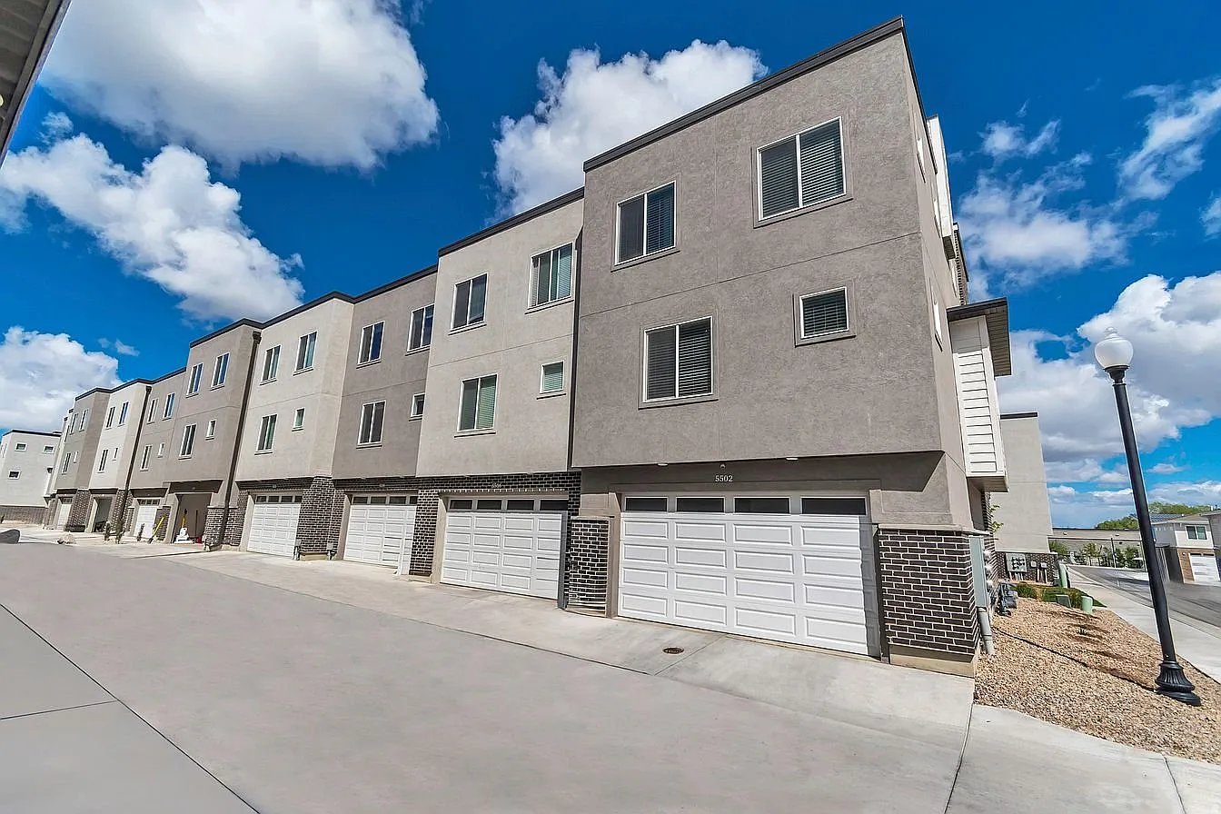 Spacious 4-Bedroom Townhome with Dual Masters & Rooftop — Photo 3