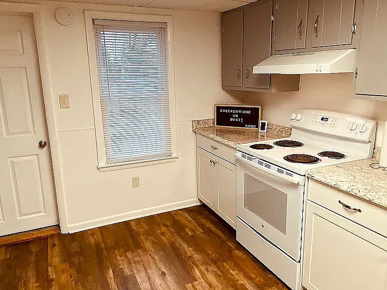 230 W Middle St — Photo 5