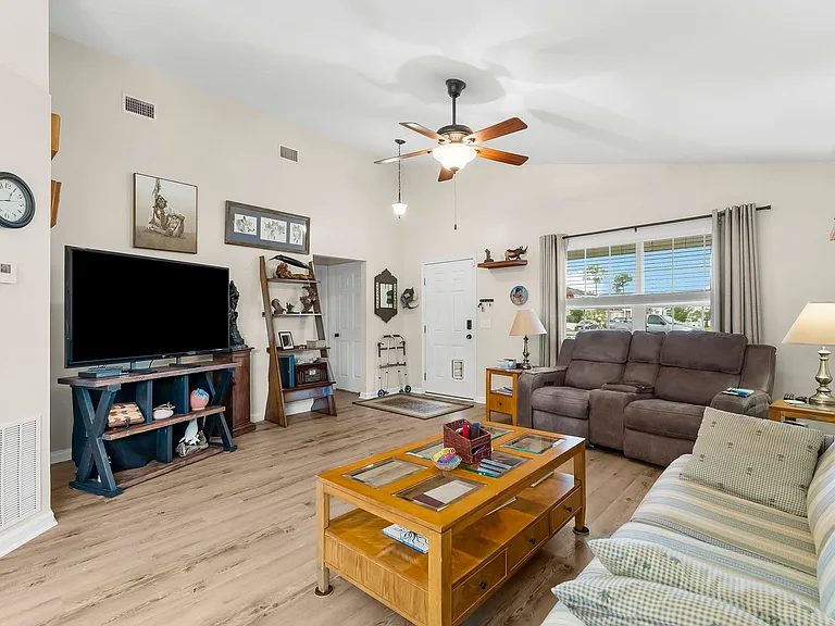 2624 Avondale Ct — Photo 6