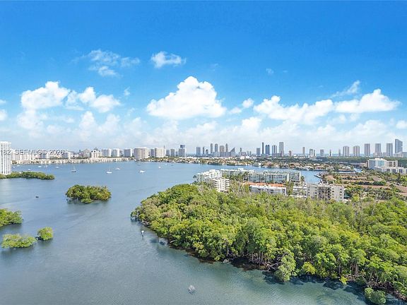 2nd image of 16385 Biscayne Blvd Unit 2017