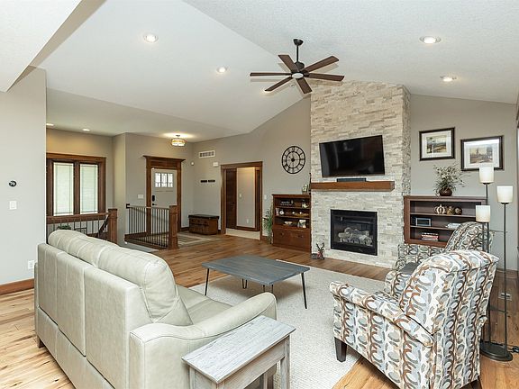4th image of 1104 NW Cypress Ave