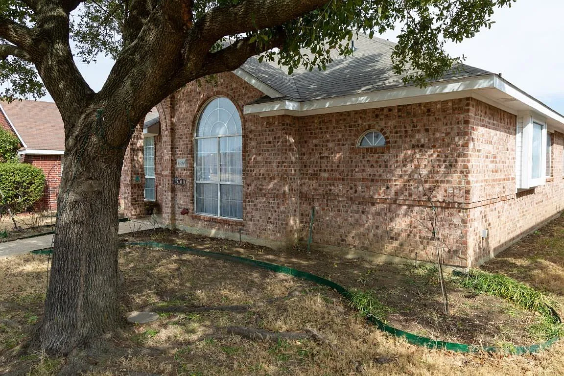 5 bed, 2.0 bath, 2281 sqft, $2,395 — Photo 3