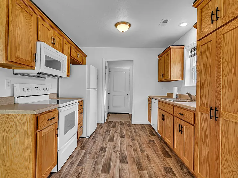 170 Travis St — Photo 3