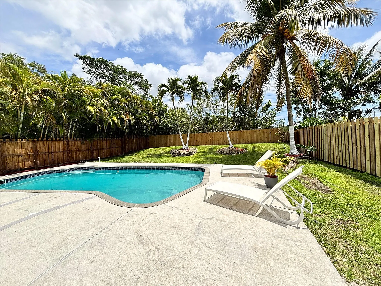 3 bed, 2.0 bath, 1482 sqft, $3,675 — Photo 3
