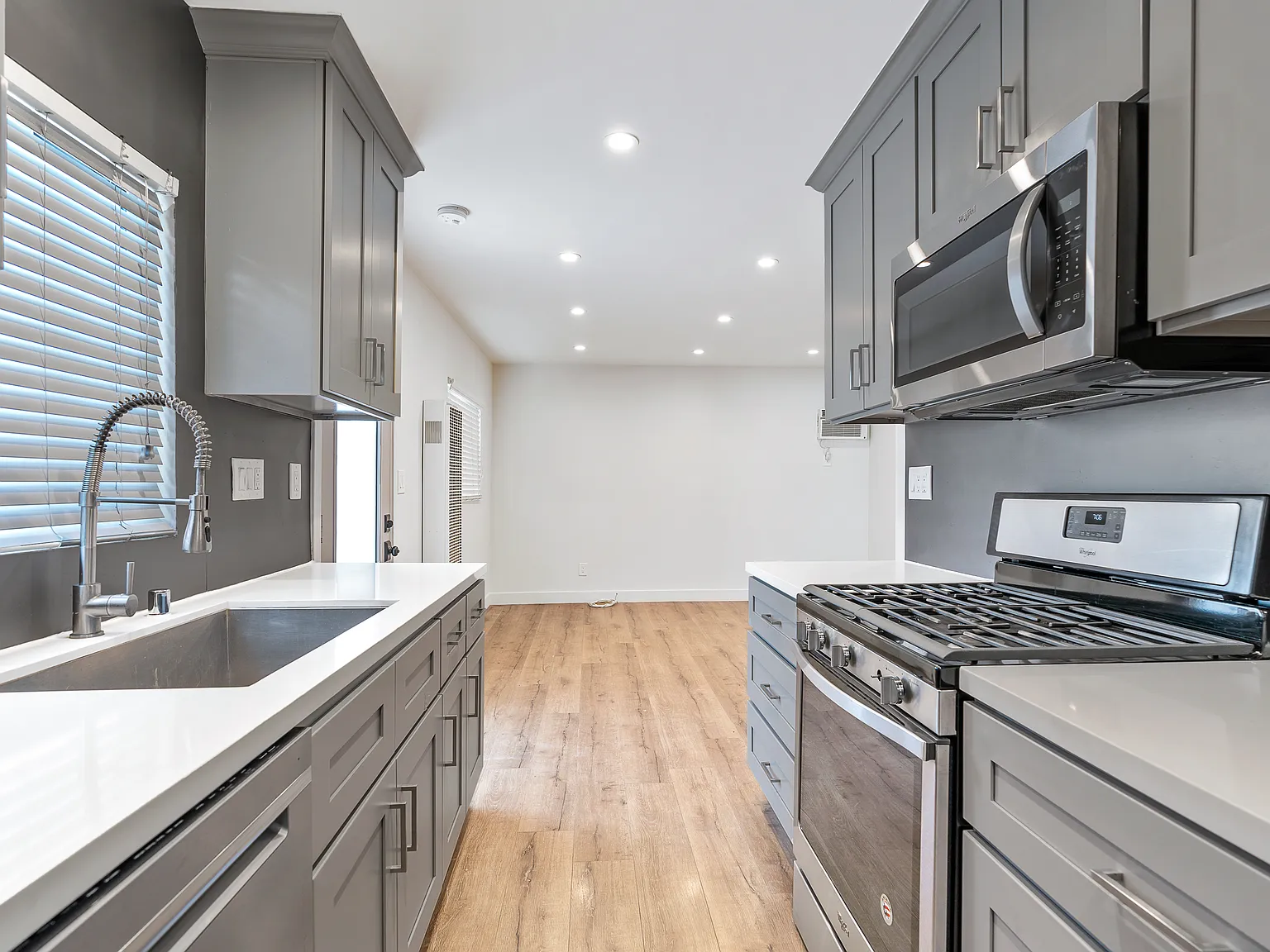 2 bed, 600 sqft, $2,548 — Photo 3