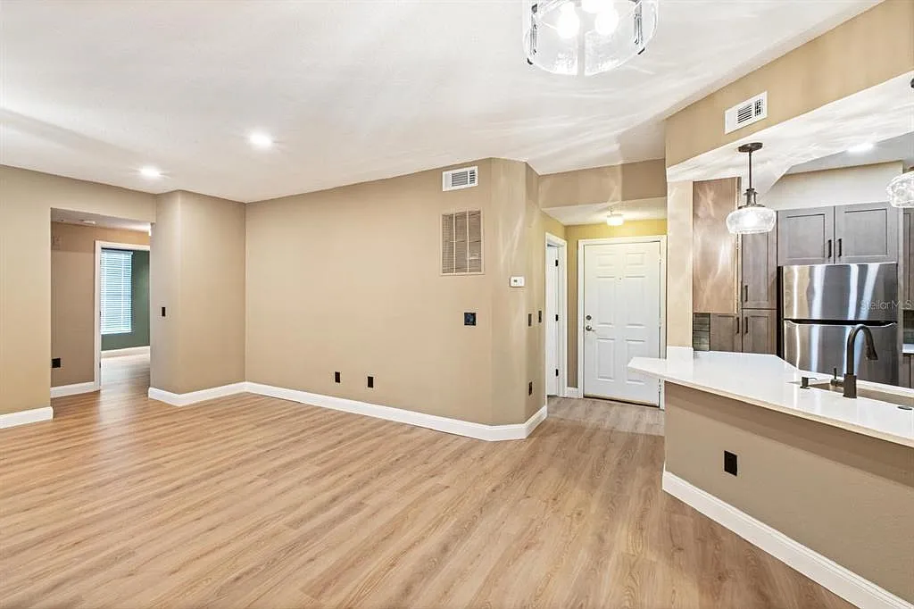 3 bed, 2.0 bath, 1279 sqft, $2,300 — Photo 2