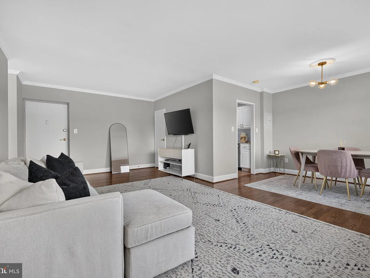 1 bed, 1.0 bath, 720 sqft, $2,000 — Photo 1