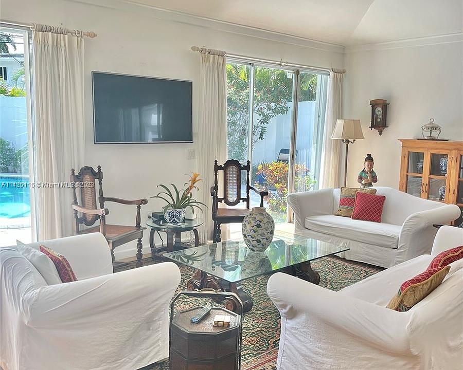 1st image of 5422 Orduna Dr