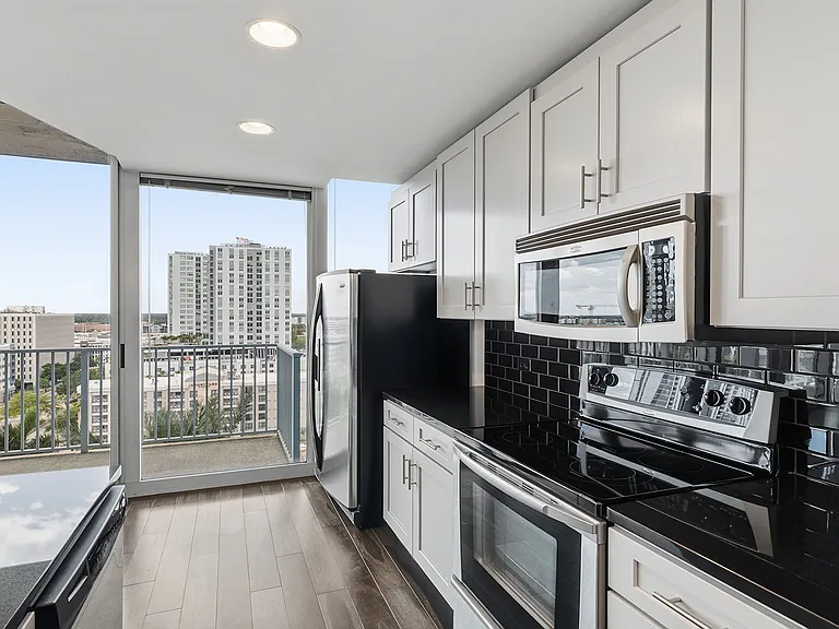 777 N Ashley Dr — Photo 2
