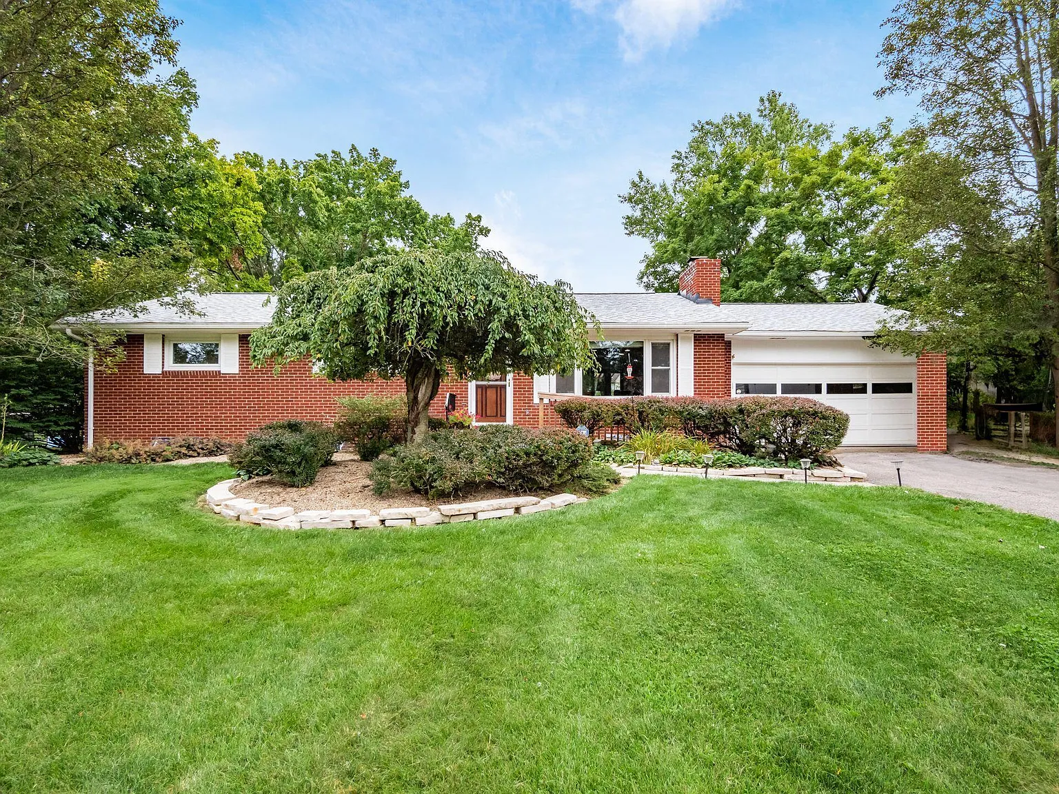 2021 Highland View Dr photo 1
