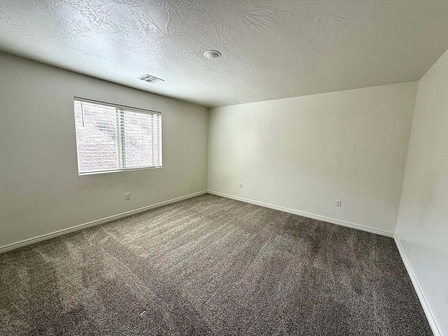 Spacious Townhome for Rent Prime Location! — Photo 2